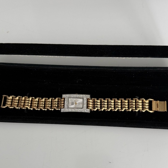 Elegant Gold Women's Watch - Picture 3 of 3